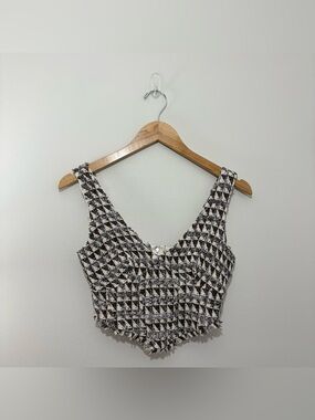 NWT Everyday Chic Boutique “You’re A Gem” woven geometric plunge crop top (XS)